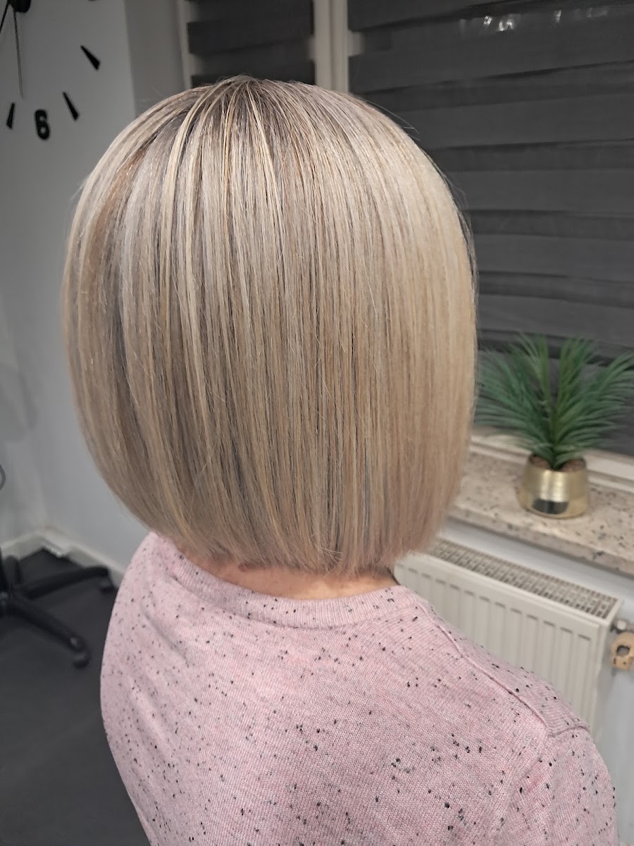 Gładki blond bob wykonany w Salonie Fryzur Impuls